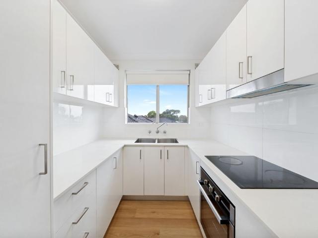 Fresh, Bright & Updated 2 Bedroom Apartment