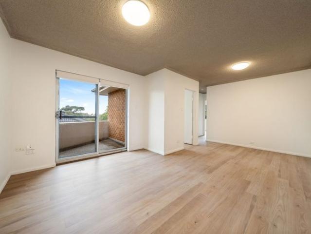 Fresh, Bright & Updated 2 Bedroom Apartment