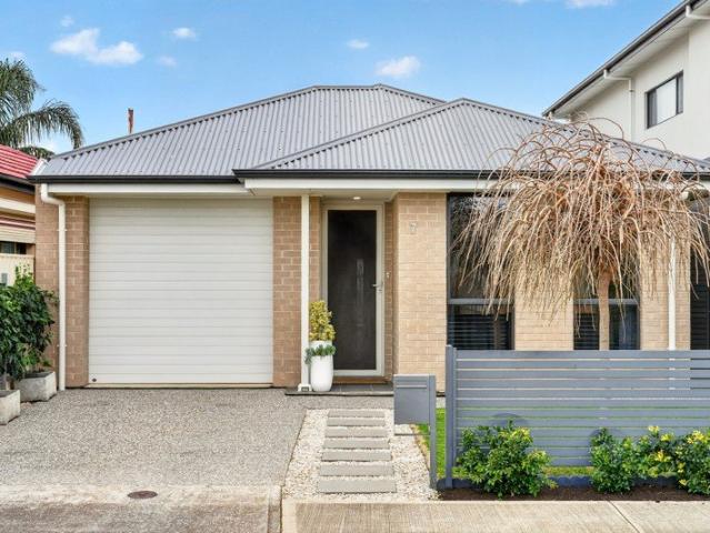 Fresh Contemporary Comfort in Royal Park's Connected West