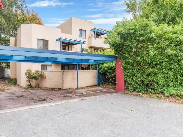 FRESH, LOW MAINTENANCE LIVING CLOSE TO THE CBD