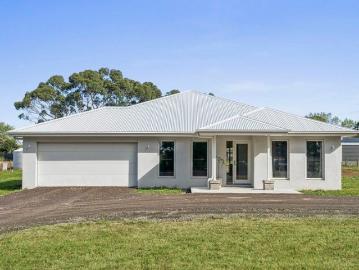 Fresh, Modern Living on a Generous 4046m² Move Straight In and Enjoy