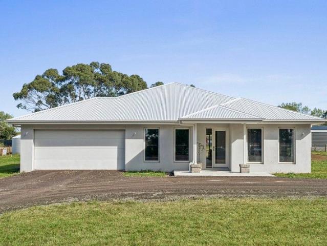 Fresh, Modern Living on a Generous 4046m² Move Straight In and Enjoy