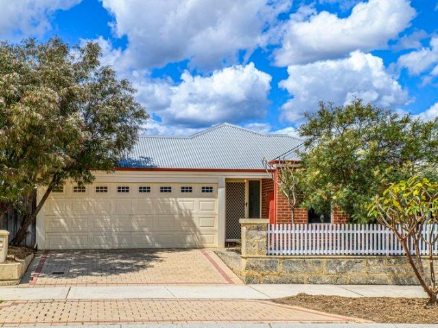 FRESH NEW LOOK, FABULOUS FAMILY LIVING & PARKSIDE PERFECTION! HOME OPEN SAT 31ST OCT 12.00PM 12.30PM
