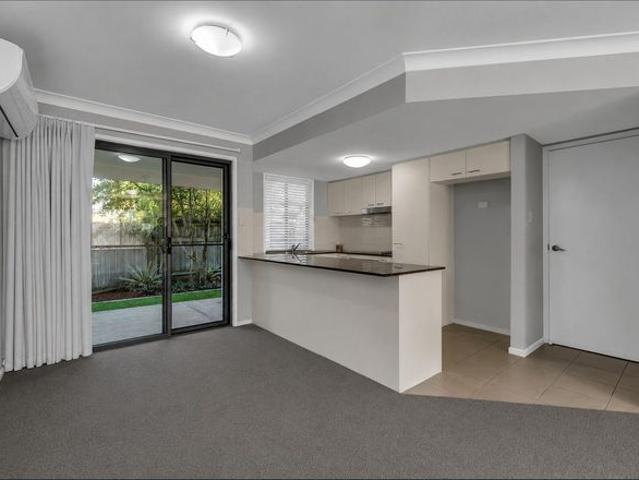 FRESH PAINT & CARPET Charming Townhouse in North Booval