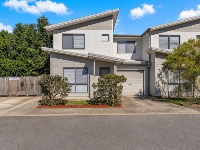 FRESH PAINT & CARPET Charming Townhouse in North Booval