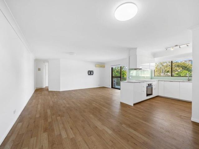 Fresh paint, spacious living, expansive balcony a must inspect! Virtual Tour Available!