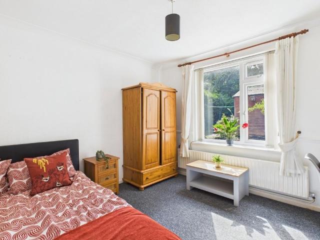 Freshfield Close DBR 1 bed in a house share to rent £490 pcm £113 pw