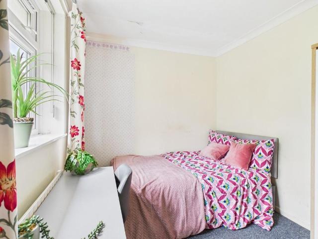 Freshfield Close UBR 1 bed in a house share to rent £490 pcm £113 pw