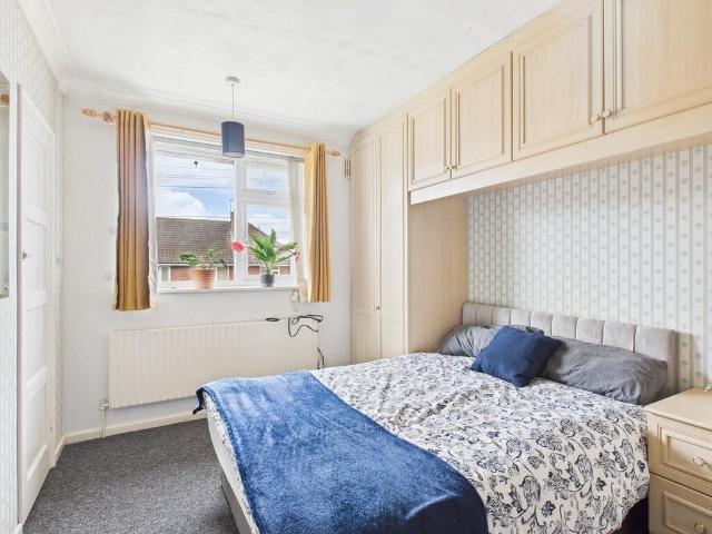 Freshfield Close UFL 1 bed in a house share to rent £490 pcm £113 pw