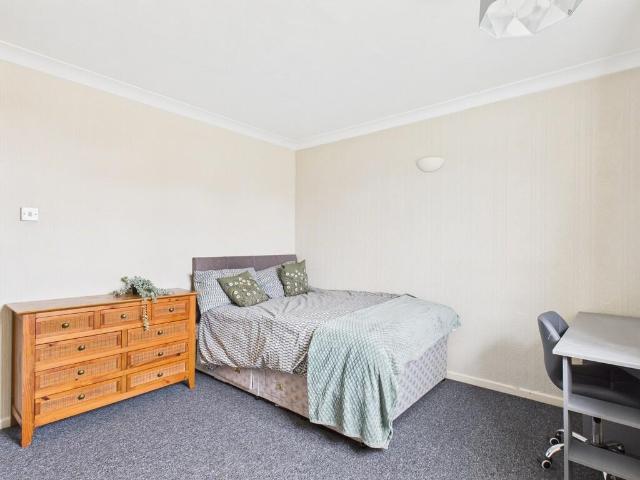 Freshfield Close UFR 1 bed in a house share to rent £490 pcm £113 pw