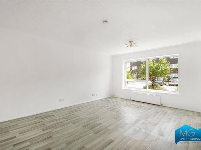 Freshfield Drive, London, N14 2 bed apartment to rent £1,900 pcm £438 pw