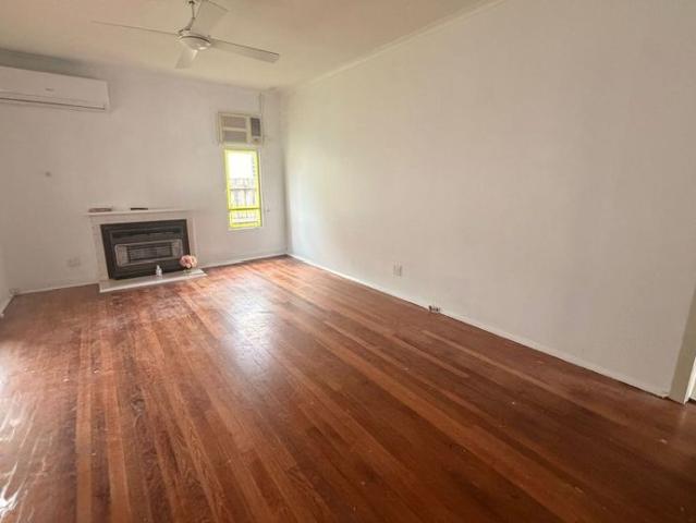 FRESHLY PAINTED 3 BEDROOM HOUSE IN DOVETON!