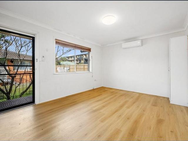 Freshly Painted 1 Bed Unit is Excellent Location