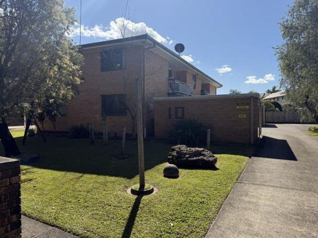 Freshly Painted 2 Bedroom Unit in Convenient Location