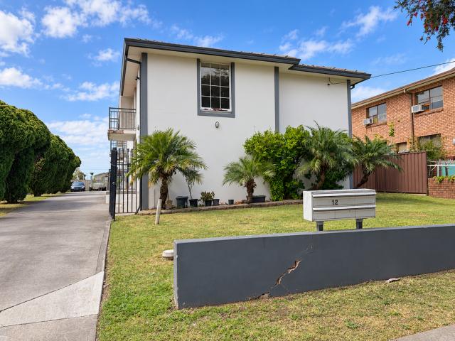Freshly Painted 2 Bedroom Unit in Prime Location