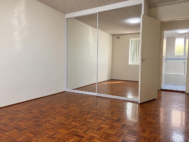 Freshly Painted 2 Bedroom Unit in Prime Location!