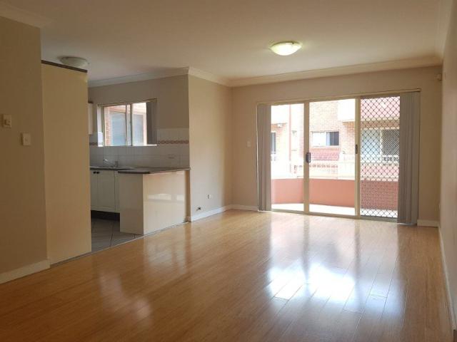 Freshly Painted & Close to all amenities 2 WEEKS FREE RENT!
