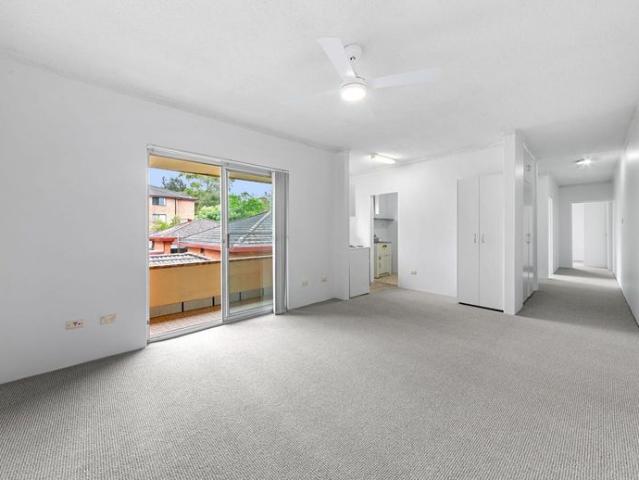 Great open Sunny 2 Bedroom Unit!