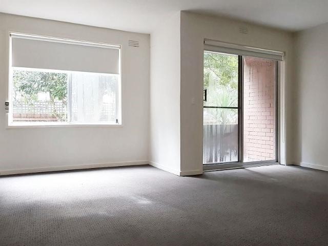 Freshly Painted Apartment in an Unbeatable Lifestyle Location