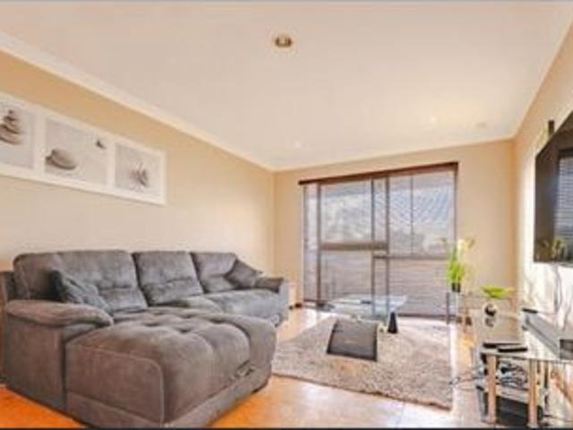 Freshly Painted Beachside Apartment – Only 100m to the Beach!