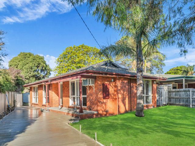 Freshly Painted Family Home in Convenient Cranbourne Location!