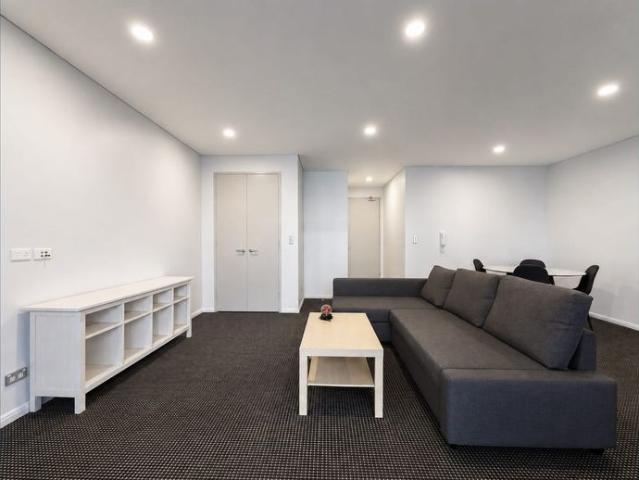 Freshly painted fully furnished huge 72sqm 1 bedroom + study in the heart of Zetland