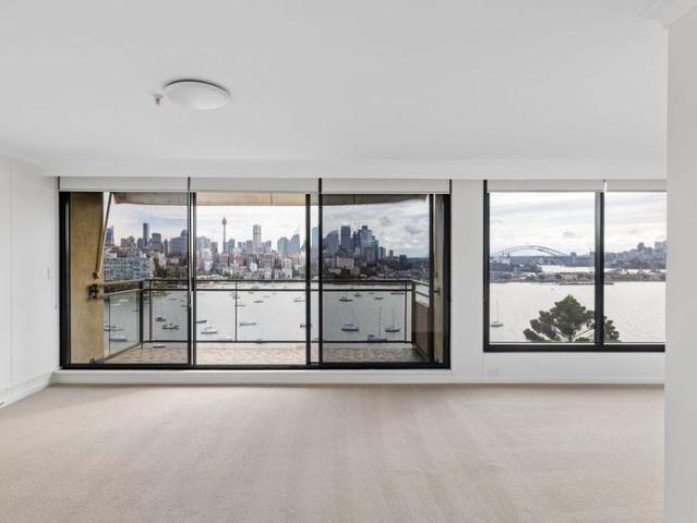 Freshly Painted Harbour view apartment in 'Retford Hall'