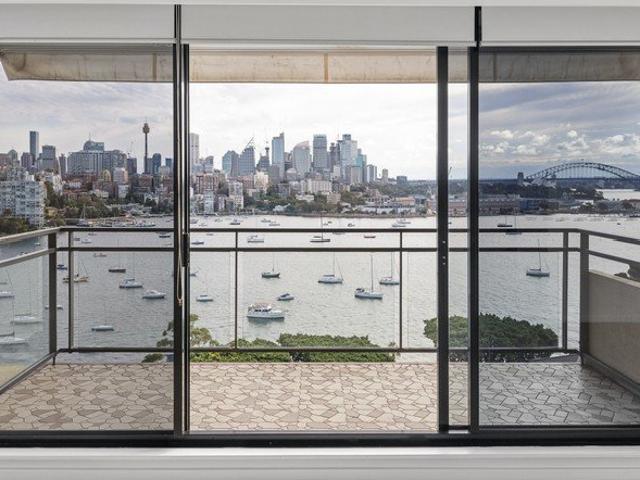 Freshly Painted Harbour view apartment in 'Retford Hall'