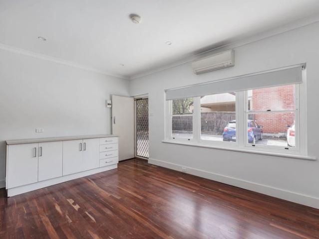 Freshly Painted One Bedroom Living in a Leafy St Peters Location