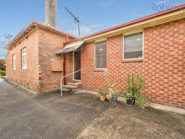Freshly painted one bedroom unit in a convenient Hamilton East location