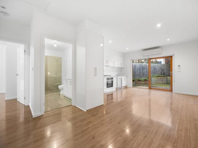 FRESHLY PAINTED, LOW MAINTENANCE & CLOSE TO THE CITY CENTRE