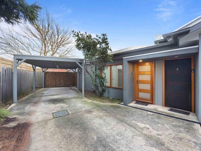 FRESHLY PAINTED, LOW MAINTENANCE & CLOSE TO THE CITY CENTRE