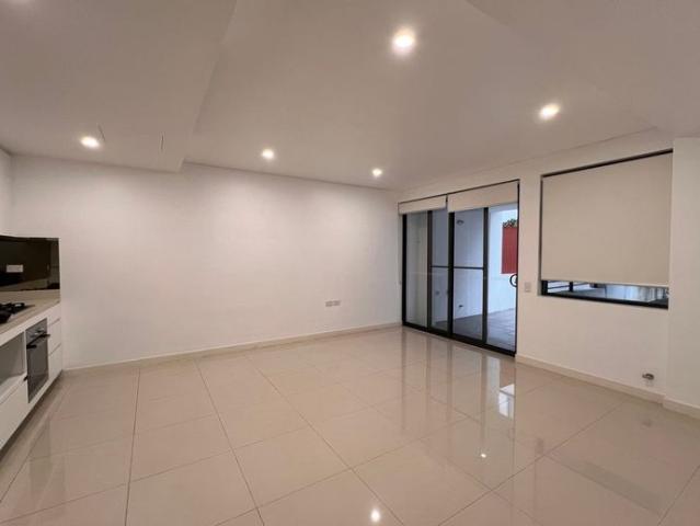 Freshly Painted Luxury 1 Bedroom Apartment with Spacious Layout