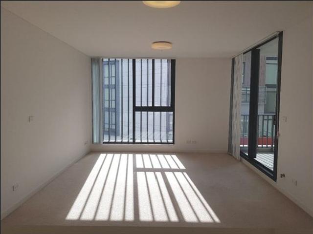 Freshly Painted Modern 2 Bedroom with 1 Carspace + 1 Storage