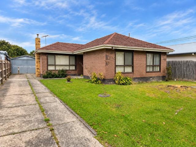 FRESHLY PAINTED SINGLE LEVEL HOME ON A LARGE BLOCK