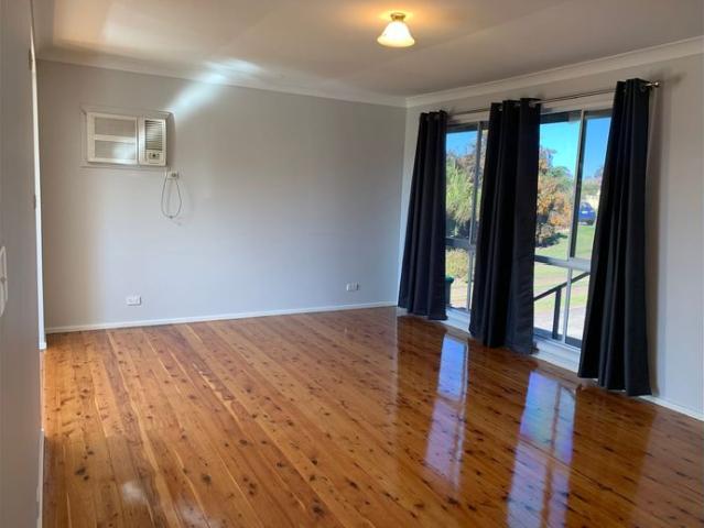 Polished floors. Modern Kitchen. 2x Garden Sheds
