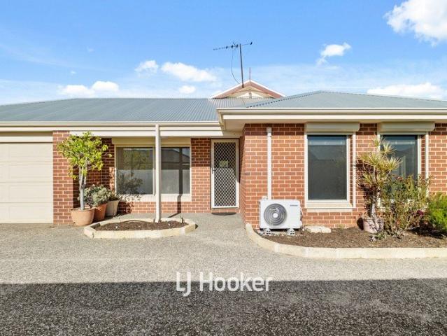 Freshly Painted, Perfectly Positioned, only 1km to the Beach!