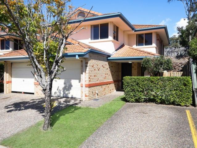 FRESHLY PAINTED TOWNHOUSE WALK TO SCHOOLS PARKS & ROBINA TC