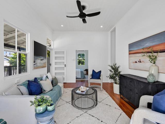 Freshly Presented Upstairs Unit in Railway Estate