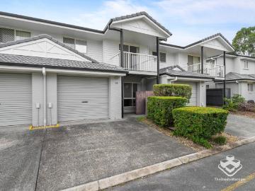 Freshly Refreshed Townhouse in a Convenient Forest Lake Location
