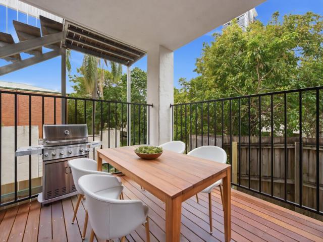 Freshly Refurbished Fully Furnished & Ready to Move In