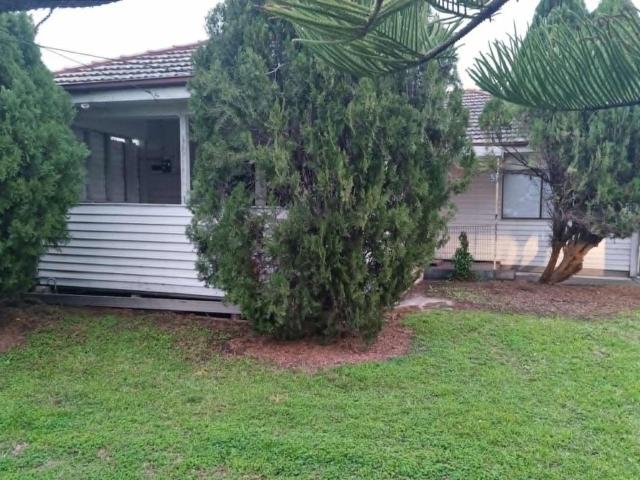 Freshly Refurbished, Spacious and Bright, Close to Public Transport, Shopping Amenities & Freeway Access