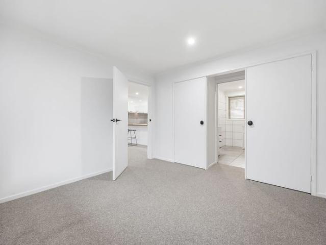 FRESHLY RENOVATED 1 BEDROOM FLAT IN QUIET COMPLEX
