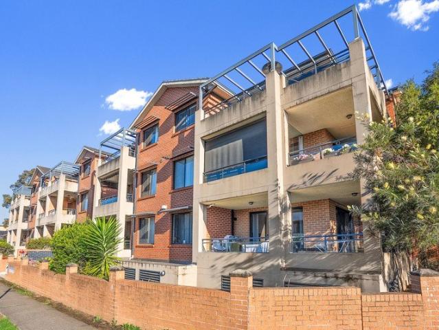 Freshly Renovated 2 Bedroom Apartment with a Single Lock Up Garage!
