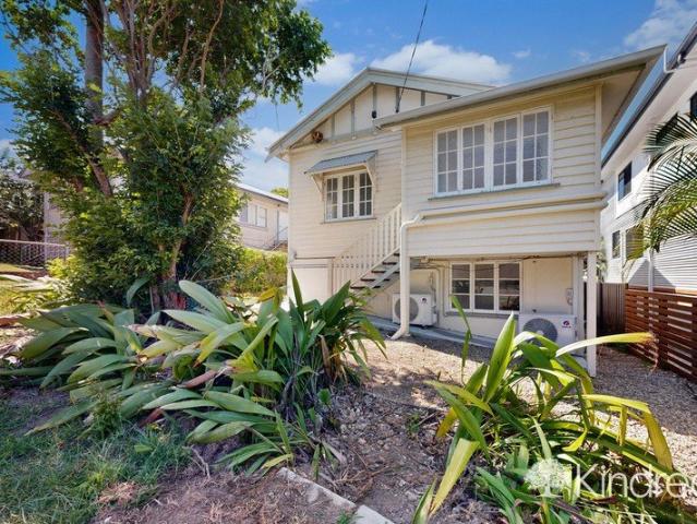 Freshly Renovated 2 Bedroom Flat with Modern Finishes Less Than 1 Minute To The Beach!