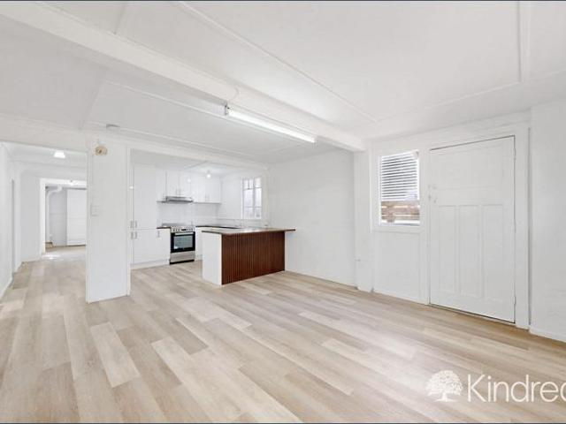 Freshly Renovated 2 Bedroom Flat with Modern Finishes Less Than 1 Minute To The Beach!