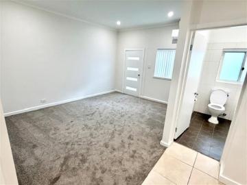 Freshly Renovated 2 Bedroom flat with Tandem Parking