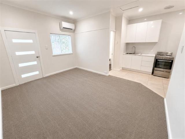 Freshly Renovated 2 Bedroom flat with Tandem Parking