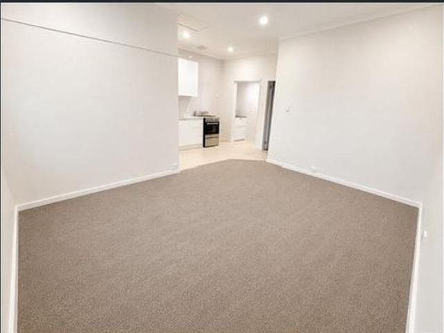 Freshly Renovated 2 Bedroom flat with Tandem Parking