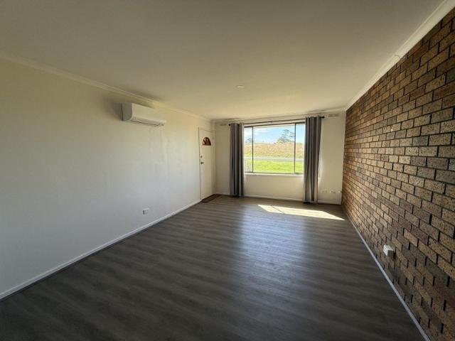 FRESHLY RENOVATED 2 BEDROOM UNIT